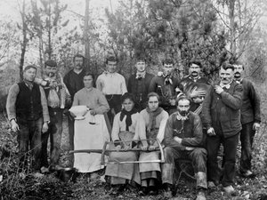 Hakkuuleiri perheineen, Chaumontin alue, Haute Marne, noin 1880. Ducos Collection. tekijältä French Photographer