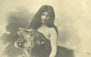 Pitkäkarvainen tyttö kädet ympärillä täytetty leopardi (m/w kuva) tekijältä French Photographer
