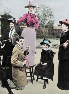 Marcel Proust ranskalainen kirjailija keskellä tennismailalla kitaraa soittavien nuorten naisten ryhmää tennisbulevardilla Bineau Pariisissa, 1892 tekijältä French Photographer