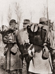 Marsalkka Joseph Jacques Césaire Joffre tarkastamassa joukkojaan, The Illustrated War News, 1915 tekijältä French Photographer