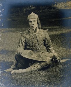 Nijinsky istuu ristissä, pukeutuneena prinssi Igoriksi. tekijältä French Photographer