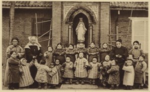 Orvot poseeraavat orpokodinsa ulkopuolella Kiinassa tekijältä French Photographer