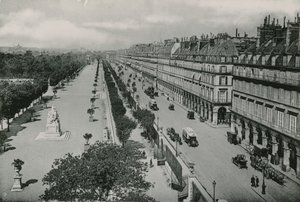 Perspective du Jardin des Tuileries et la Rue de Rivoli, Perspektiivi Tuileriesin puutarhaan Street Rivolilla (valokaiverrus) tekijältä French Photographer