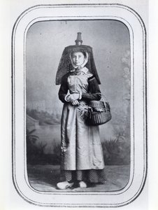 Valokuvallinen käyntikortti, jossa on ranskalainen aluepuku, n. 1860-1870 (b/w valokuva) tekijältä French Photographer