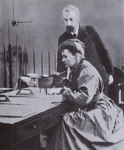 Pierre ja Marie Curie, Radiumin löytäjät, laboratoriossa Pariisin yliopistossa, 1898 tekijältä French Photographer