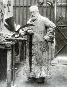 Muotokuva Fernand Forestista (1851 - 1914), ranskalaisesta keksijästä (moottori, autonosat...) - valokuvaus tekijältä French Photographer