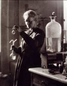 Muotokuva fyysikko Marie Curiesta (1867-1934) laboratoriossaan vuonna 1925 (kuva). tekijältä French Photographer