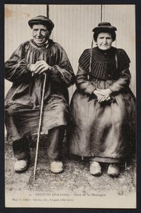 Postikortti, joka kuvaa vuoristolaisia Sauguesissa, Haute-Loiressa, noin 1900 tekijältä French Photographer
