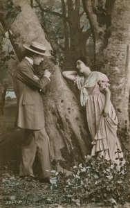 Postikortti rakastavaisista, jotka veistävät sydämen puuhun, lähetetty vuonna 1913 (käsinvärinen kuva) tekijältä French Photographer