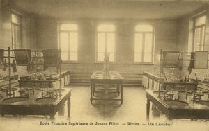 Peruskoulun kylpyhuone, Hirson (m/w kuva) tekijältä French Photographer