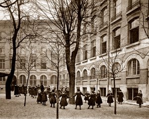 Madame de Saissevalin koulun (Carcado - Saisseval) virkistyspiha Pariisissa 1800-luvun lopulla, ennen vuotta 1900 (m/v kuva) tekijältä French Photographer