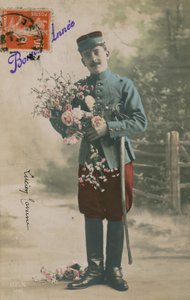 Sotilas kantaa kukkakimppua, uudenvuodenpostikortti, 1913 tekijältä French Photographer