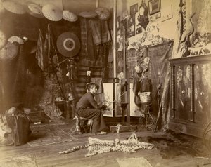 Ranskalainen taidemaalari Rochegrosse valokuvasi studiossaan, n. 1885 (gelatiinihopeaprintti) tekijältä French Photographer