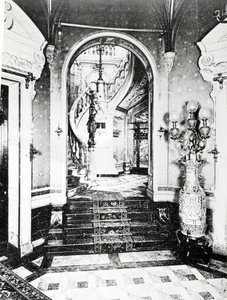 Eteinen ja Onyx-portaikko Hotel de Paivassa tekijältä French Photographer