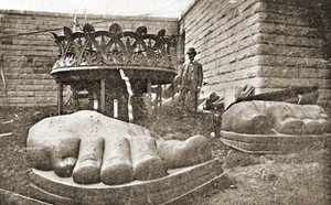 Vapaudenpatsaan rakennus, jalkojen yksityiskohta, n.1876 tekijältä French Photographer