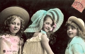Kolme nuorta tyttöä hatuissa hymyillen tekijältä French Photographer