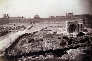 Pariisin muunnokset toisen imperiumin aikana, Haussmann toimii: näkymä Place du Carrouselille Pariisin entisen kuninkaan tallin purkamisen aikana. Tämä sivusto oli osa Napoleon III:n toisen imperiumin aikana toteuttamia muutoksia. 18