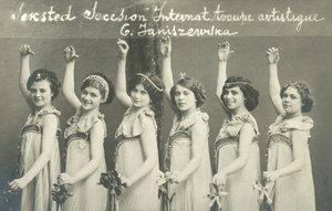 Nuorten naistanssijoiden joukko hymyillen tekijältä French Photographer