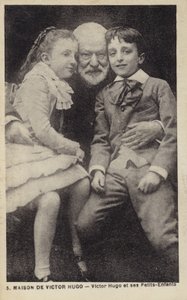 Victor Hugo (1802-1885), ranskalainen runoilija, kirjailija ja näytelmäkirjailija lapsenlapsineen tekijältä French Photographer