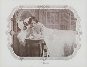 Nainen rentoutumassa sängyssä (m/w kuva) tekijältä French Photographer