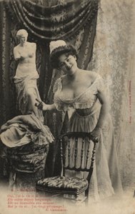 Nainen Venus de Milo -patsaan kanssa tekijältä French Photographer