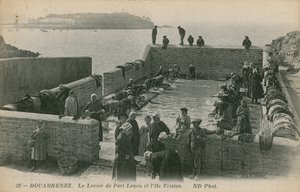 Naiset pesevät pyykkiä Louenin satamassa. Postikortti lähetetty 1913. tekijältä French Photographer