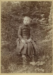 Nuori tyttö maaseudulla, Ranska, n. 1890 (s/w-kuva). tekijältä French Photographer