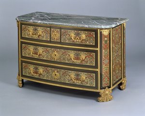 Louis XIV -puku, n. 1710 (monivärinen kilpikonnakuori ja messinkinen upote)