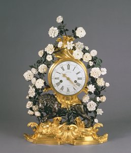 Louis XV -kello, Vincennes/Mennecy, n. 1750 (posliini, ormolu ja pronssi) tekijältä French School