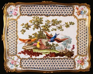 Ludvig XV Sevres -tarjotin, joka on koristeltu kolmella eksoottisella linnulla maisemassa, muodostaen pöydän kannelle kahvilan, 1761 tekijältä French School