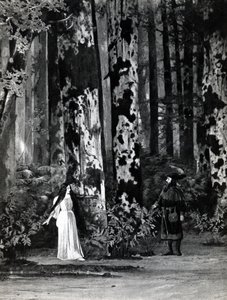 I näytös, Debussyn Pelleas et Melisande 1. kohtaus valokuvasta Pariisin Opera-Comiquen oopperan ensimmäisestä tuotannosta huhtikuussa 1902, kuvitus Theater-lehden kesäkuussa 1902 (li) tekijältä French School