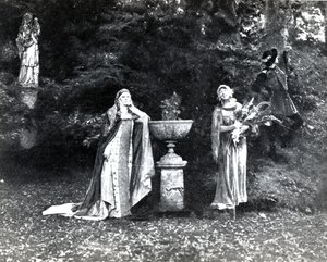 I näytös, Debussyn Pelleas et Melisande 3. kohtaus valokuvasta Pariisin Opera-Comiquen oopperan ensimmäisestä tuotannosta huhtikuussa 1902, kuvitus Theater-lehdessä, kesäkuu 1902 (li)