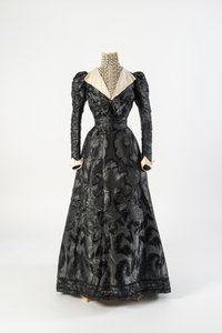 Musta kuviollinen silkkimekko, jossa korkea pääntie kermapitsiä, 1890-luvun alku (silkki & pitsi) tekijältä French School
