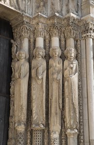 Cathedrale de chartres, yksityiskohta tulipalosta oikealla kuninkaallisen portin keskilahdella, vasemmalta oikealle, profeetta, kuningas Daavid, kuningatar, Salomo tekijältä French School