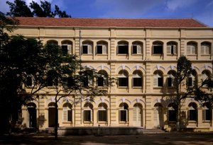 Siirtomaa-arkkitehtuuri Vietnamissa: Yksityiskohta Puginier-koulusta, Monsignor Puginierin perustama kristillinen koulu, rakennettu vuonna 1898, sotilaatyylinen arkkitehtuuri. tekijältä French School