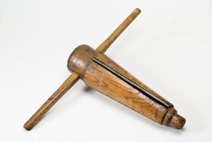 Kartiomainen lusikkaruuvi tai kalvin, 1500- tai 1600-luku (tuhka, teräs ja rauta)