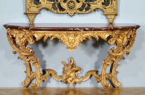 Konsolipöytä, suunnittelija Jules-Michel Hardouin (1635-1737), valmistaja Pierre Turpin ja Michel II Lange, n. 1725 (veistetty kullattu puu, marmorinen kansi (griotte de campan)) (katso myös 491455) tekijältä French School