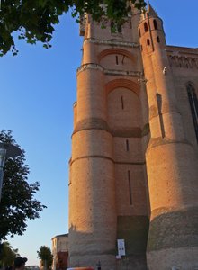 Kuvaa läntistä tornia tekijältä French School
