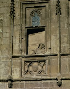 Näkyvä ikkuna sisäänkäynnin julkisivussa, jossa näkyy ulospäin katsova nainen, mahdollisesti Jacques Coeurin vaimo, 1443-51 tekijältä French School