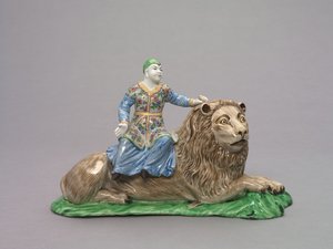 Leijonan päällä istuva figuuri, n. 1750 (pehmeää posliinia emalikoristeilla) tekijältä French School