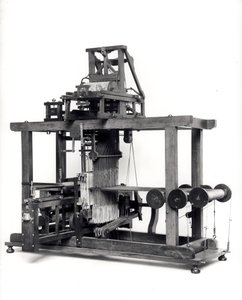 Ensimmäinen täysin automatisoitu kutomakone, jonka keksi Jacques de Vaucanson (1709-82) n. 1745 tekijältä French School