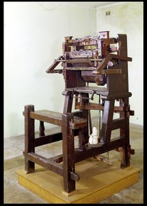 Ensimmäiset kangaspuut sukkahousujen kutomiseen, 1750 (puu ja metalli)