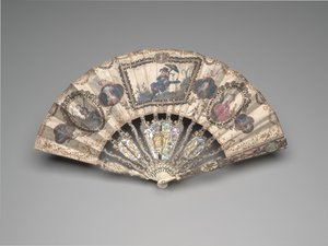 Taittuva tuuletin chinoiserie-kohtauksella, muotokuvia, pastoraalihahmoja ja asetelmia, noin 1780-luku (norsunluu, kultaus, helmiäinen, lasi tai vuorikristalli ja tahnahelmi (myöhemmin)) tekijältä French School