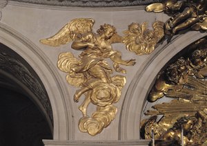 Ludvig XIV:n tyylinen enkeli kappelin suuren alttarin vasemmalla puolella olevasta kaaresta (kullattua pronssia)
