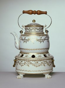 Ludvig XVI:n posliininen vedenkeitin ja teline valmistettu Pariisissa, n. 1775-1791 (posliini)