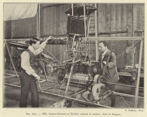 MM Santos-Dumont ja Buchet vierailemassa moottorin luona hallissa (kaiverrus) tekijältä French School