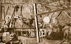 Yksi raskaista aseista, joita liittolaiset käyttivät massiivisessa suoja-asennossaan Sommella, 1914-1919 tekijältä French School