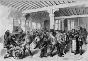Pariisi, talvi 1868: ilmainen vaatteiden ja vuodevaatteiden siivoaminen Mont de Pietessä (Mont-de-Piete) keisari Napoleon III:n taloudellisen avun ansiosta. Kaiverrus "Le Monde Illustre" -julkaisussa nro 563, 25. tammikuuta 1868. tekijältä French School