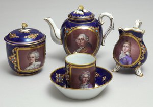 Osa teetarjoilua, jossa on Ludvig XVI:n (1754–1793) ja Marie Antoinetten (1755–93) muotokuvia, Sevres, Ranska, n. 1789 (posliini)
