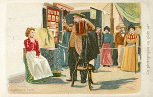 Valokuvaaja työskentelee ulkona (chromolitho) tekijältä French School